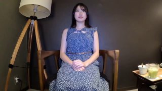 体育老师和他的女学生们玩得很开心