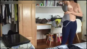 嬌小巨乳妹換衣服去上學(xué)